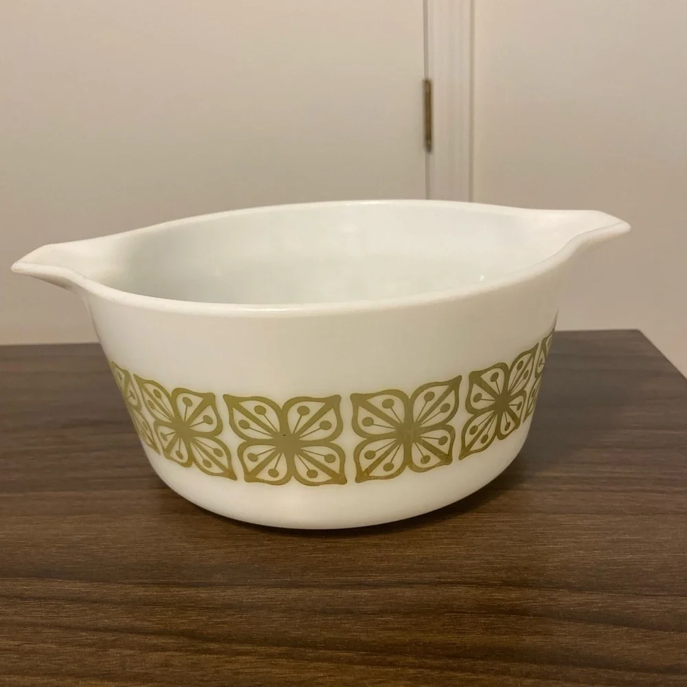 Vintage Pyrex White 1 1/2 Quart Ovenware Bowl with Verde Green Butterfly Pattern